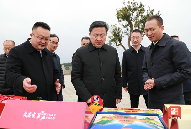 2021年12月26日 羅增斌在許州蜜柚產(chǎn)業(yè)園調(diào)研（記者 賴(lài)杰 攝）.JPG
