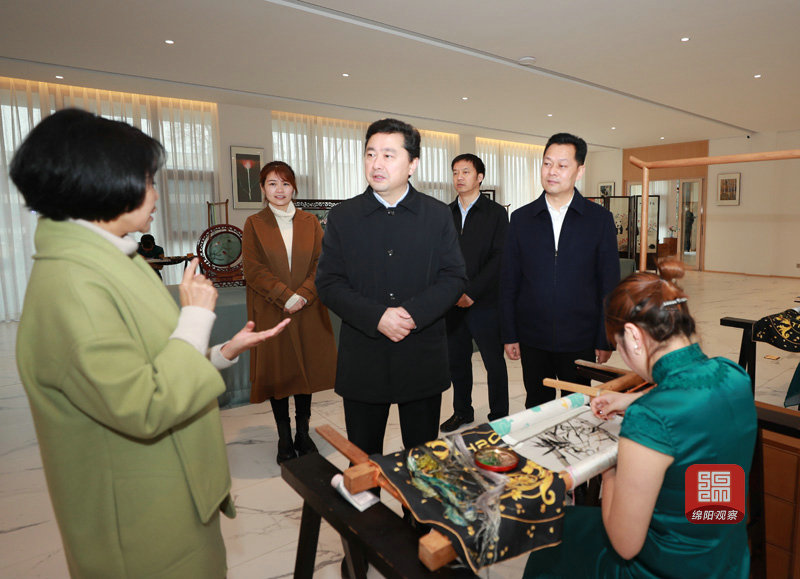 2021年2月27日 羅增斌在蠶?，F(xiàn)代農(nóng)業(yè)園調(diào)研（記者 賴杰 攝）.JPG