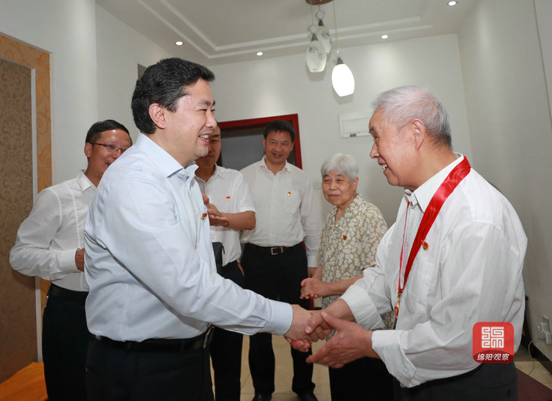 2021年6月25日 羅增斌慰問(wèn)張遠(yuǎn)澤付致榮夫婦并頒發(fā)紀(jì)念章（記者 賴(lài)杰 攝）.JPG