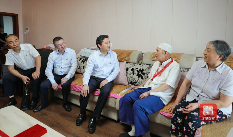 2021年6月25日 羅增斌慰問(wèn)老黨員許久歌并頒發(fā)紀(jì)念章（記者 賴(lài)杰 攝）.JPG