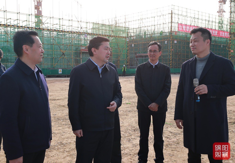 2022年1月11日 羅增斌在聯(lián)東集團(tuán)綿陽項(xiàng)目建設(shè)現(xiàn)場(chǎng)調(diào)研（記者 賴杰 攝）.JPG