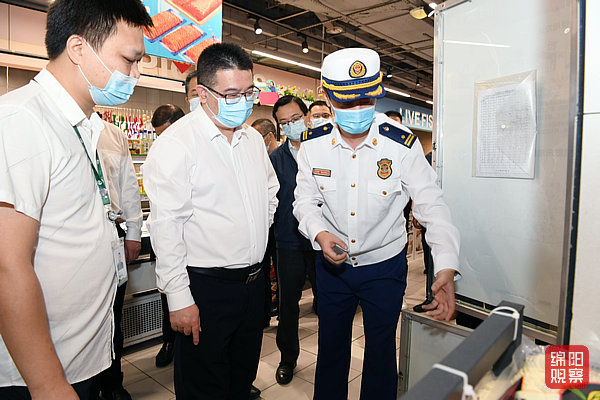 2022年9月28日，李云檢查節(jié)前安全生產(chǎn)、疫情防控、市場(chǎng)供應(yīng)4  張莉 攝.jpg