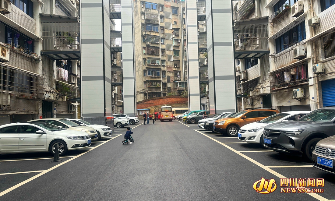 電業(yè)小區(qū)整齊的停車場(chǎng)、加裝了新電梯.jpg