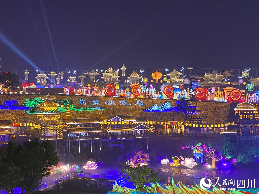 第30屆自貢國際恐龍燈會(huì)現(xiàn)場。人民網(wǎng) 王凡攝