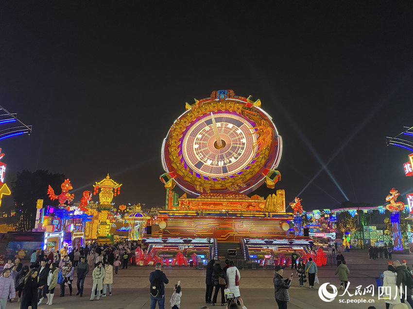 燈會(huì)開幕當(dāng)晚，各地游客前來賞燈。人民網(wǎng) 王凡攝